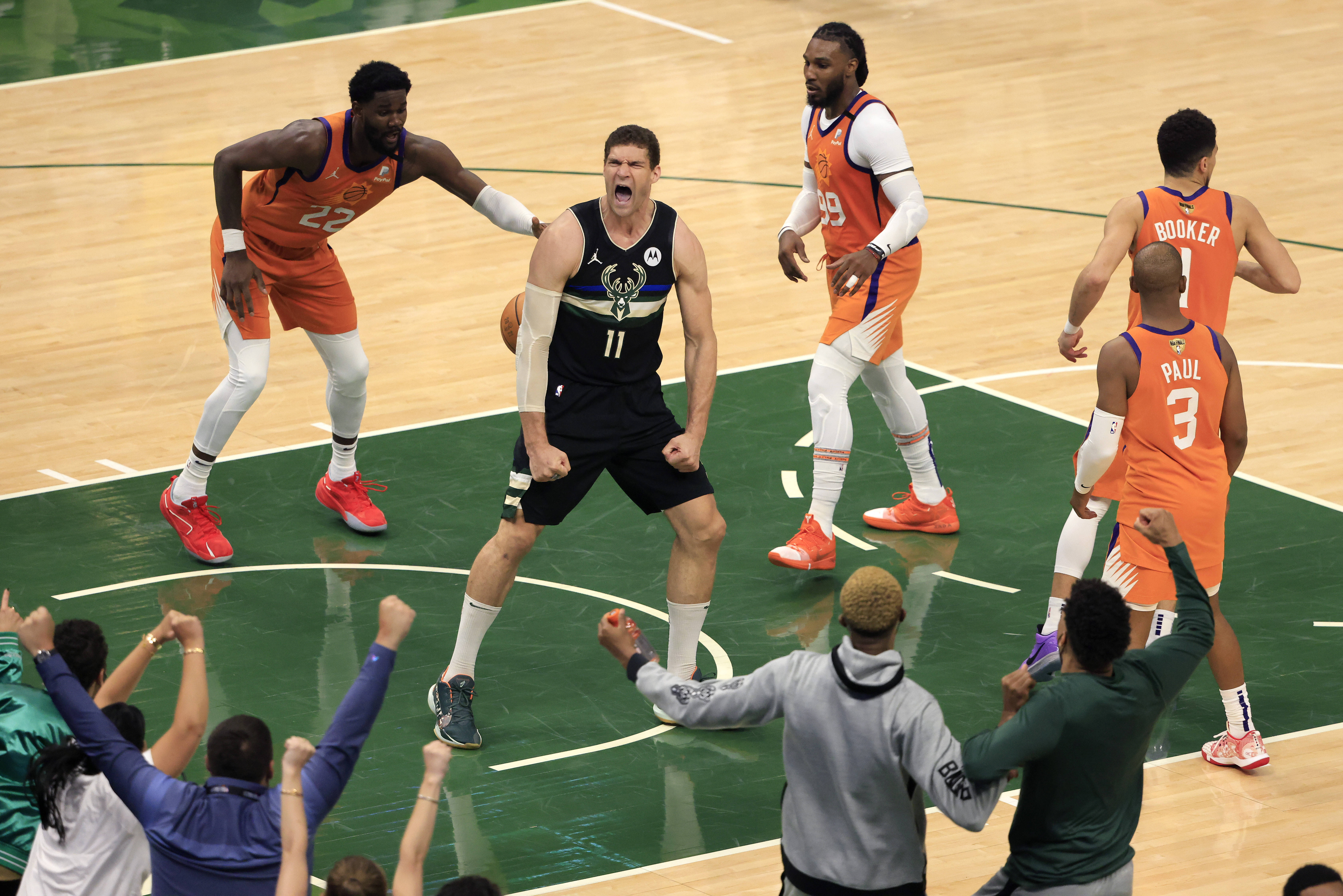 包含芝加哥公牛围绕NBA季后赛调整名单字母哥连续十场比赛得分超过爆冷，网友：法兰克福清晨外线爆发的词条